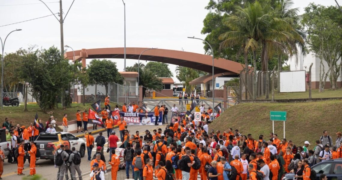 Sem acordo, petroleiros mantêm greve e pressionam a Petrobras