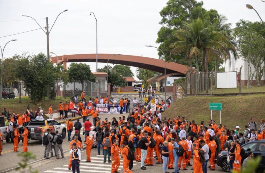 Sem acordo, petroleiros mantêm greve e pressionam a Petrobras