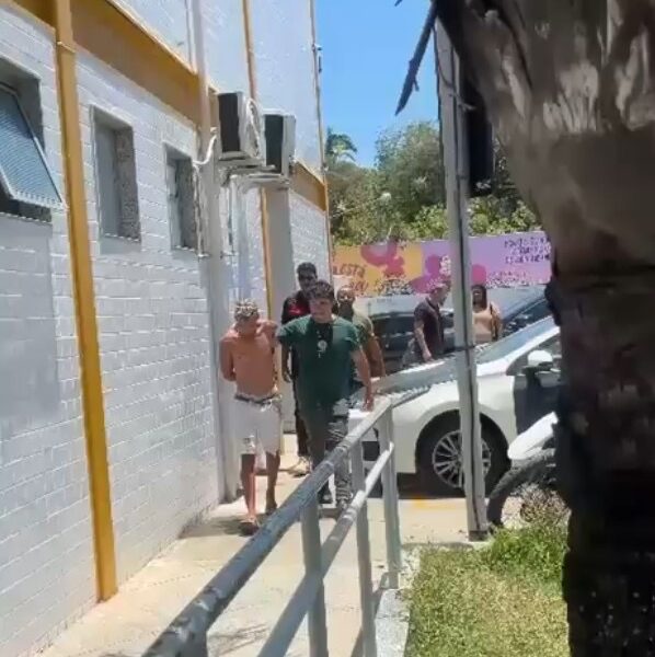 Operação da Polícia Civil prende homem por tráfico em frente a bar em Macaé