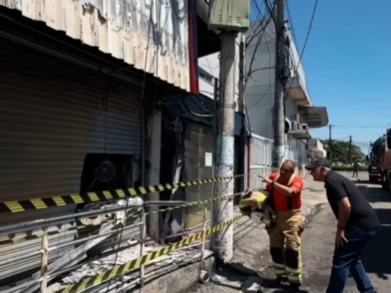 Prefeito de Rio das Ostras visita local de grande incêndio no centro da cidade