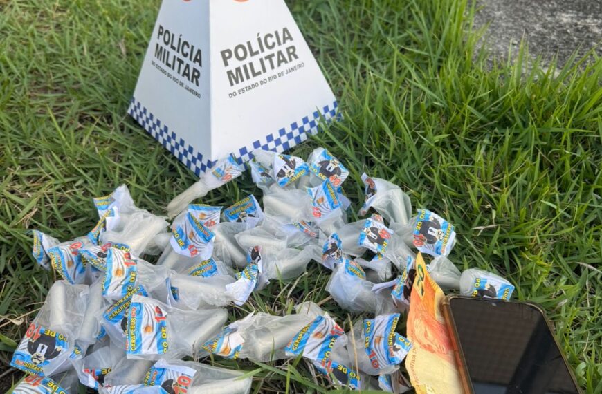 Polícia Militar apreende mais de 50 tubos de cocaína em Carapebus