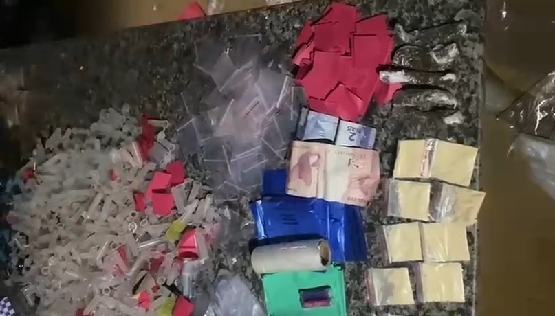 Ação da PM apreende cápsulas, sacolés e utensílios usados pelo tráfico em Conceição de Macabu