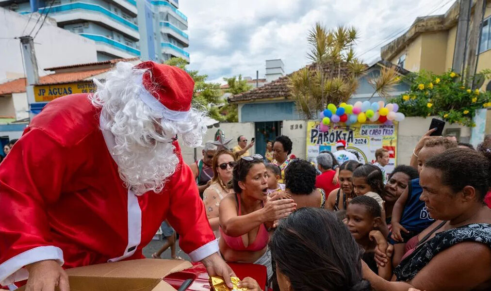 Papai Noel do Parókia reforça tradição cultural e solidária em Cabo Frio