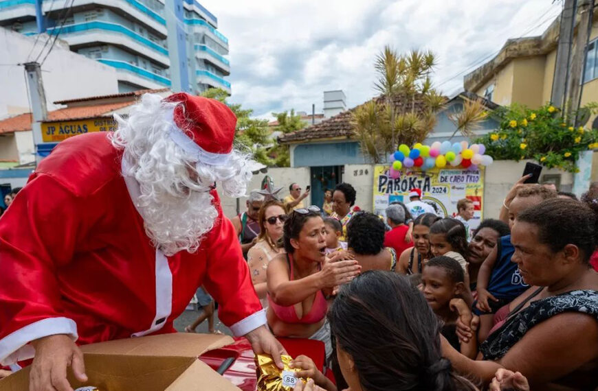 Papai Noel do Parókia reforça tradição cultural e solidária em Cabo Frio