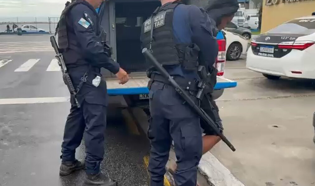 Tentativa de fuga termina com apreensão de drogas na Favela da Linha