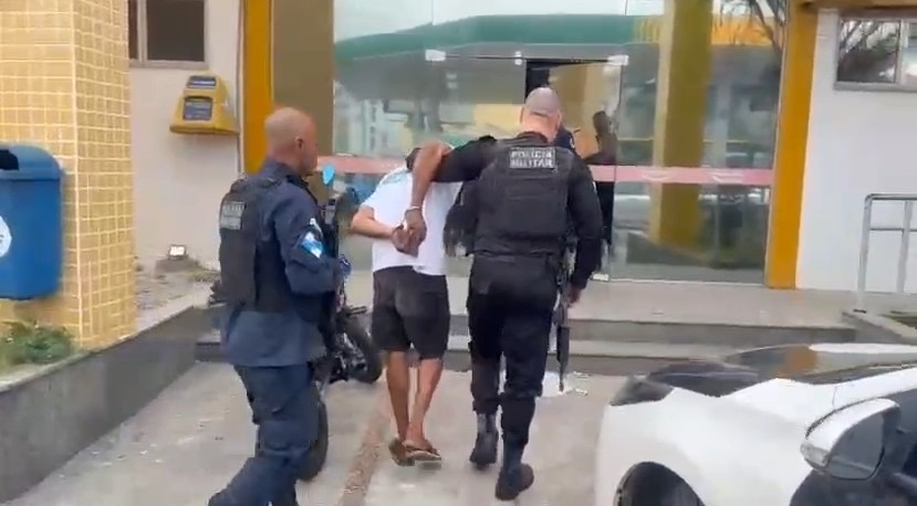 Operação no Fronteira em Macaé resulta na apreensão de moto, celulares e mais de 300 frascos de lança-perfume