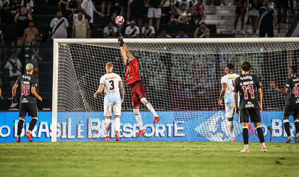 Maricá perde para o Vasco na estreia do Carioca mesmo com jogador a mais