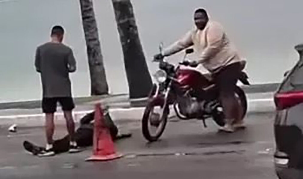 Placa de veículo fica no local após atropelamento na RJ-106 em Iguaba Grande