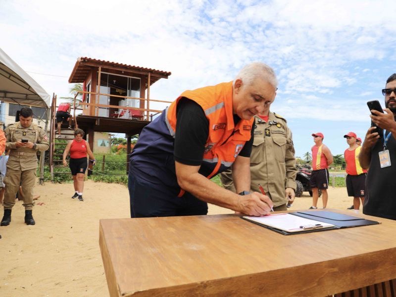 Secretário estadual participa de inauguração em praia de Rio das Ostras