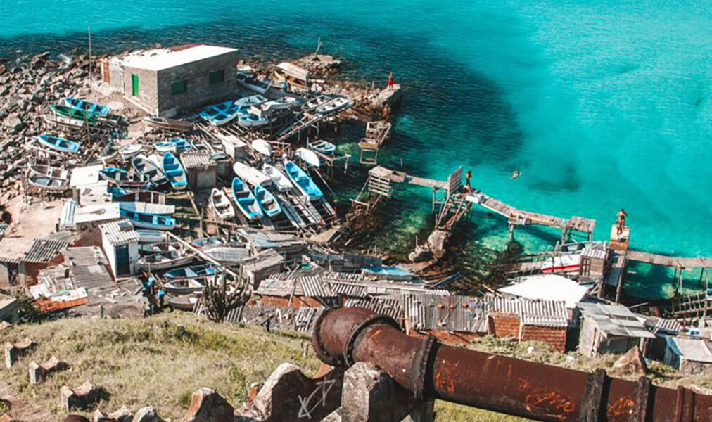 Mesmo proibida, Janela do Céu atrai visitantes em Arraial do Cabo