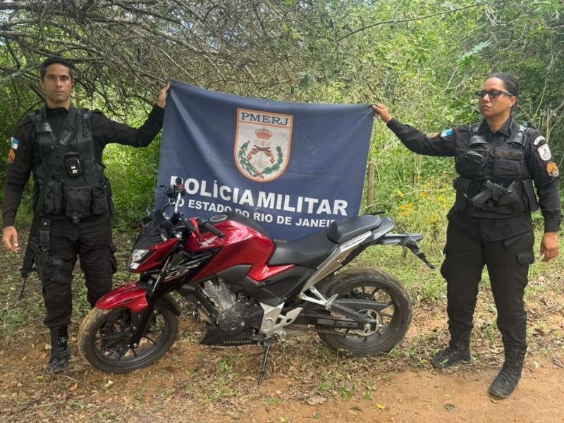Denúncia leva PM a encontrar moto roubada em área de mata em Rio das Ostras
