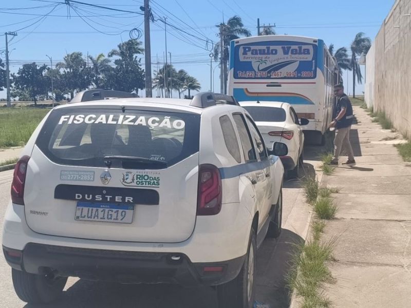 Ônibus de turismo irregular é levado para fora da cidade após ação de fiscalização em Rio das Ostras