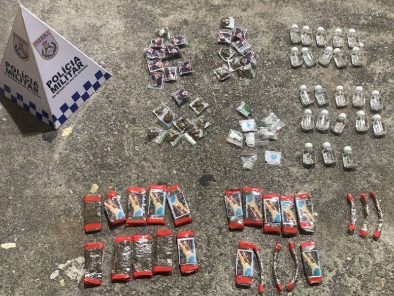 Policiais do 32º BPM prendem 2 homens por tráfico de drogas em Rio das Ostras
