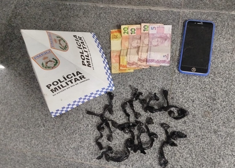 Motopatrulhas do 32º BPM apreendem menor por tráfico em Cajueiro