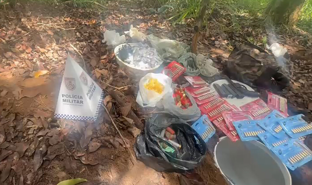 Polícia causa prejuízo ao tráfico após apreensão de drogas e armas no Bosque Azul em Macaé