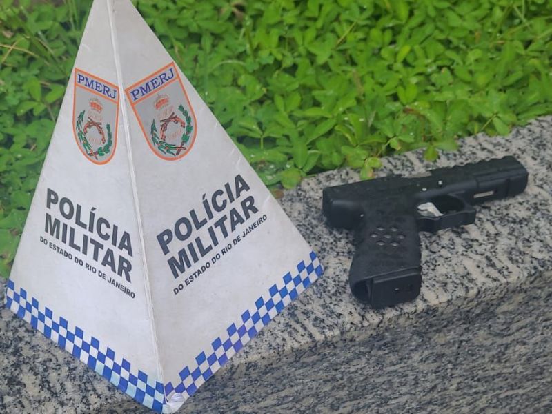 Polícia apreende arma de airsoft em ação para coibir atividade criminosa em Rio das Ostras