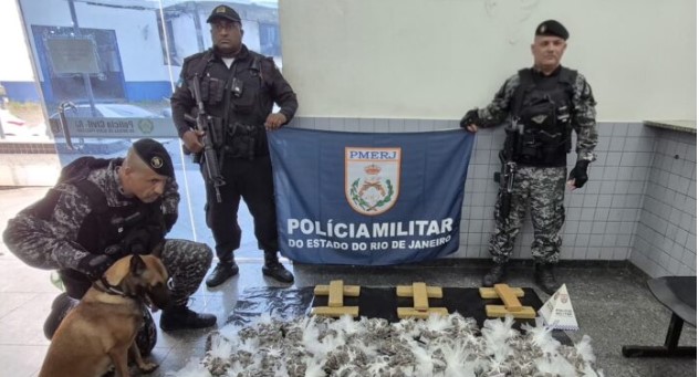 Ação com cães da PM apreende drogas e atinge tráfico em Campos