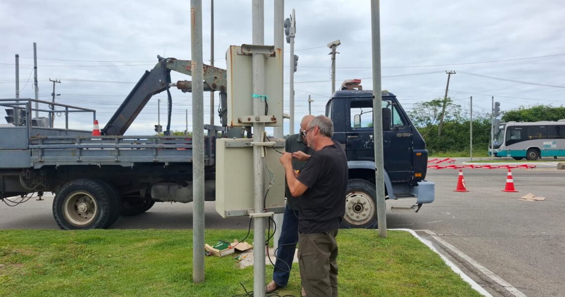 Conserto de semáforo no Vale dos Cristais garante mais segurança no trânsito em Macaé
