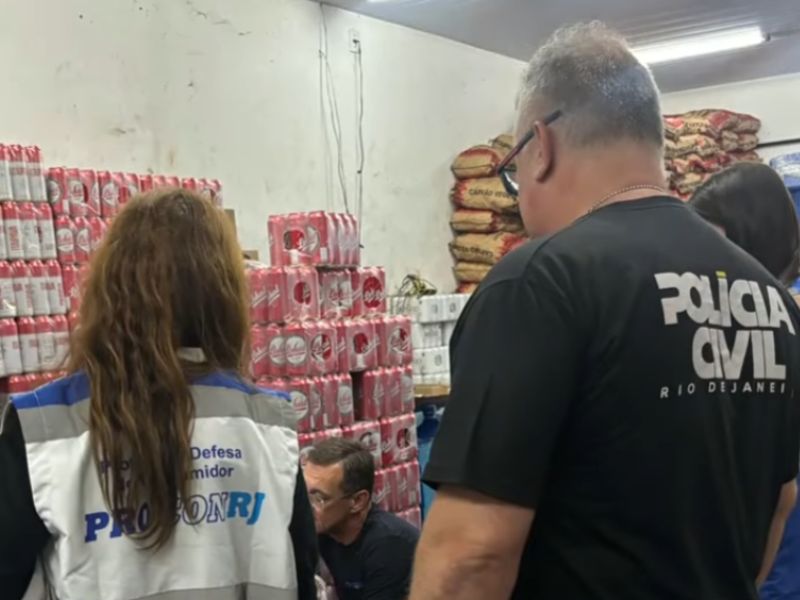 Fiscalização encontra 530 litros de cachaça artesanal irregular em Rio das Ostras