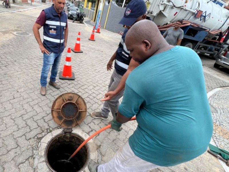 Orlas recebem ações de fiscalização contra ligações clandestinas de esgoto em Rio das Ostras