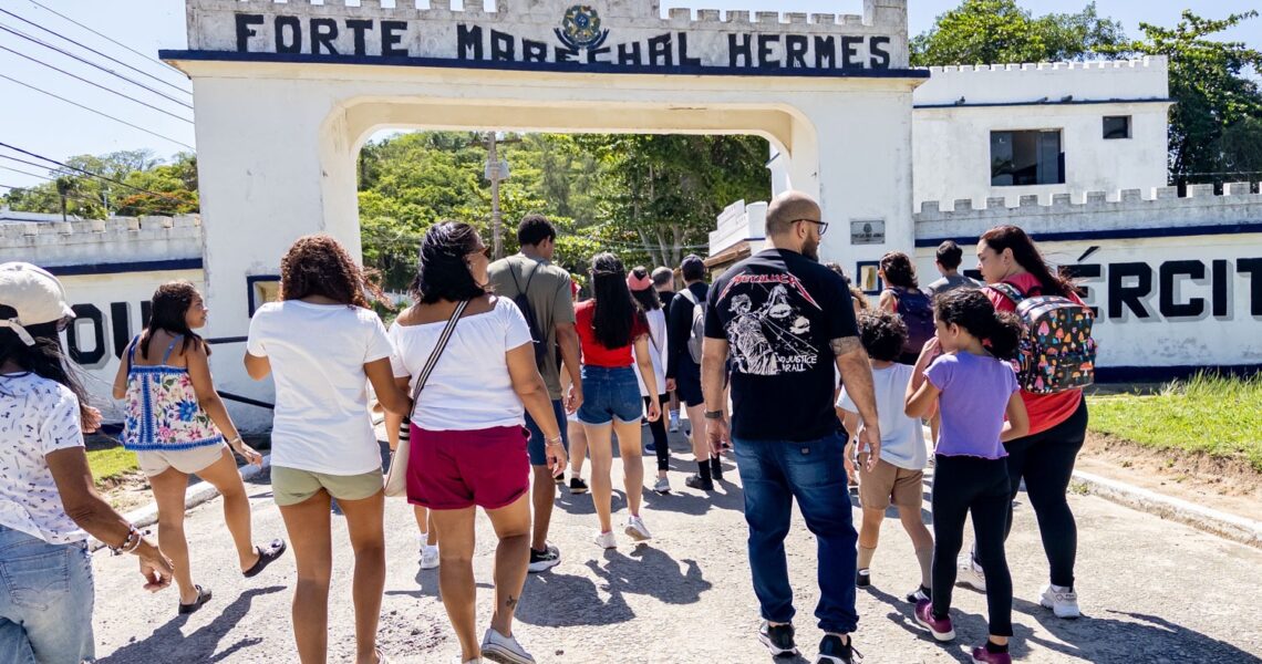 Projeto turístico reúne 60 pessoas em passeio pelo Forte Marechal Hermes