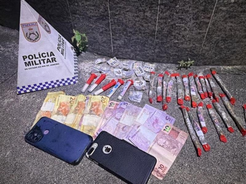 Policiais do 32º BPM prendem 2 homens por tráfico em bairro de Rio das Ostras