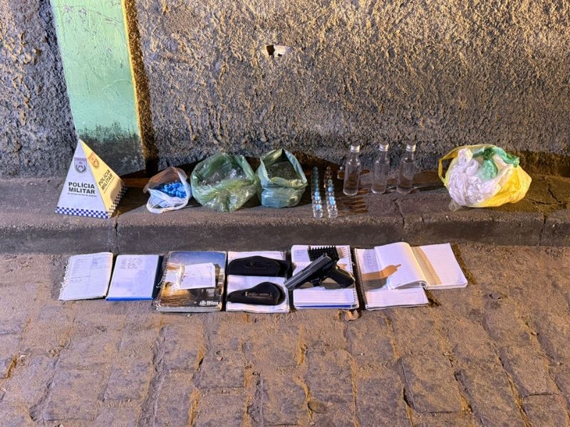 Polícia acha casa do tráfico com 3 litros de loló em via de Rio das Ostras