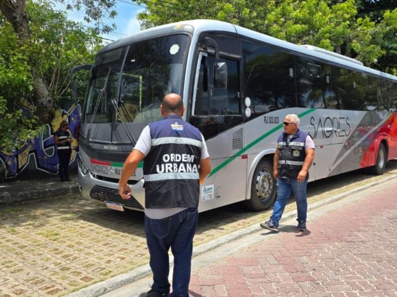 Fiscalização contra ônibus de turismo irregulares autua mais 2 em Rio das Ostras