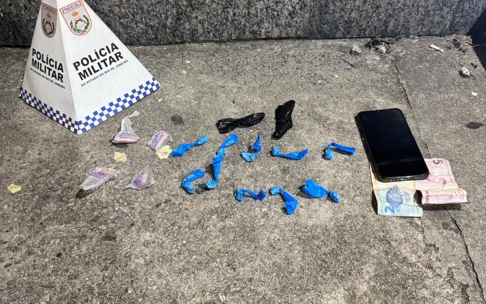 Operação da PM resulta na apreensão de cocaína e detenção de suspeitos em Quissamã
