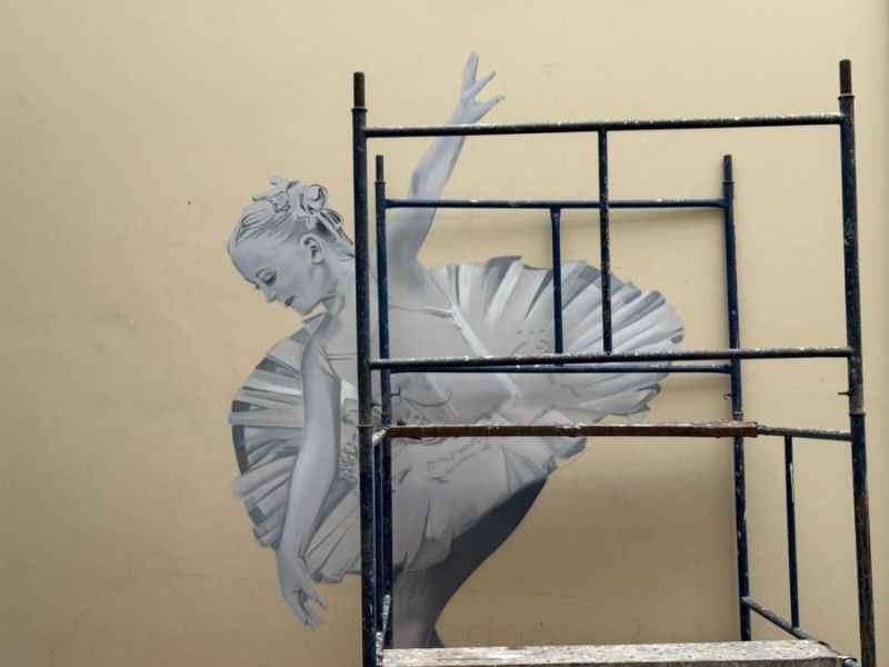 Centro de Formação Artística de Rio das Ostras ganha novos murais internos por artista de Macaé
