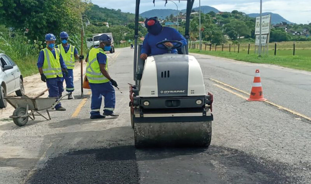 Prefeitura realiza operação tapa-buracos em importante via de acesso de Saquarema