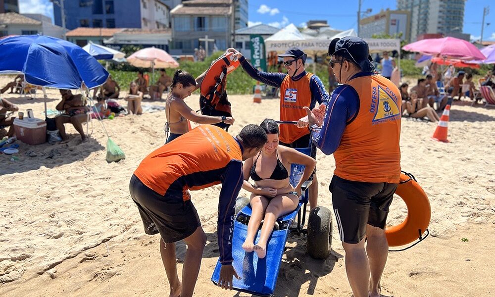 Verão para Todos oferece experiência inclusiva na Praia da Imbetiba em Macaé