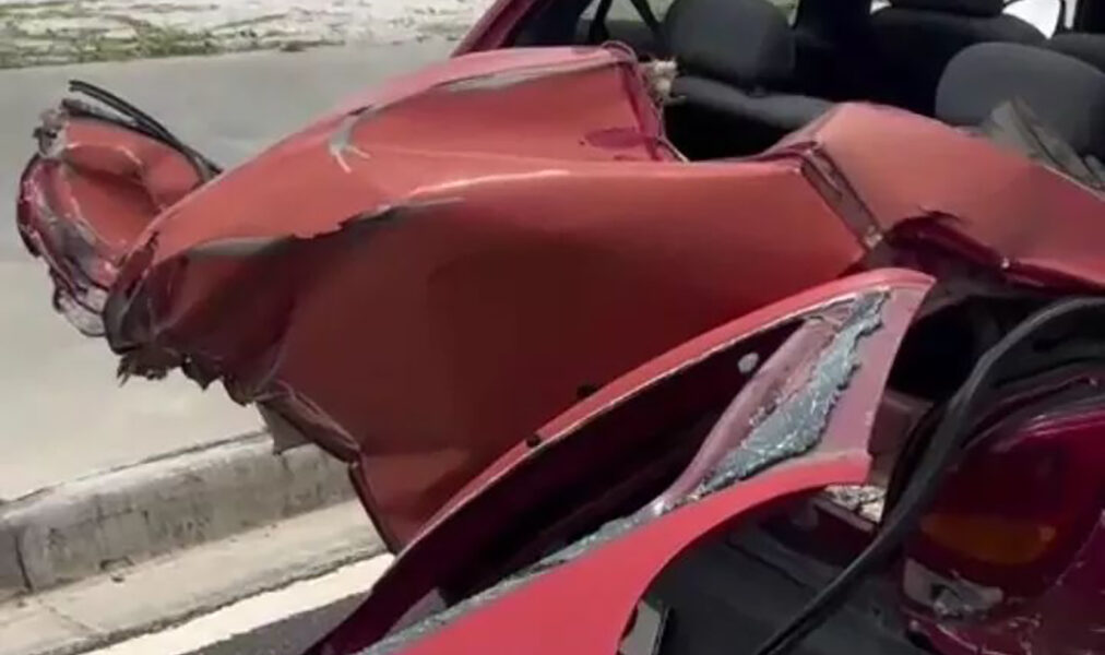 Veículo perde controle, bate em árvore e termina capotado na pista sentido Araruama