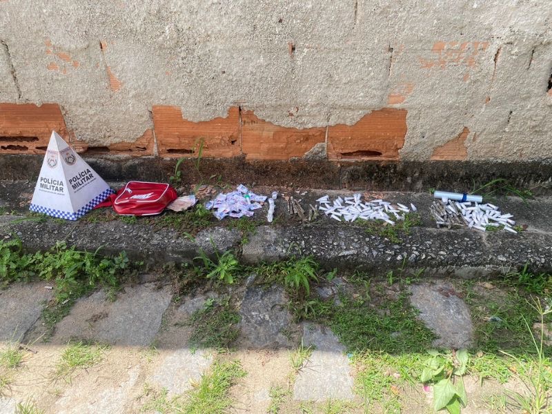 Casal com mais de 800g de drogas é preso pelo 32º BPM em Rio das Ostras