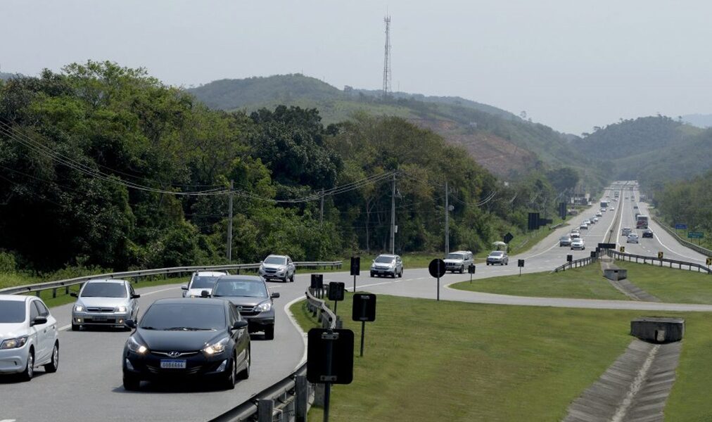 Horários de pico exigem atenção de motoristas na ViaLagos para Carnaval