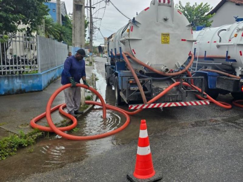 Rio das Ostras registra 50 mm de chuva em apenas meia hora e segue em estado de alerta