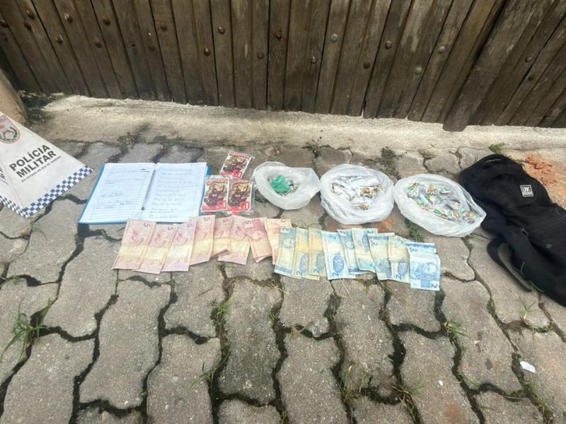 Homem é preso com mochila de drogas em comunidade do Comando Vermelho em Rio das Ostras
