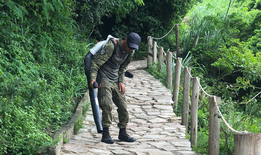 Arraial do Cabo reforça segurança na trilha de acesso à Praia do Forno com serviços de manutenção