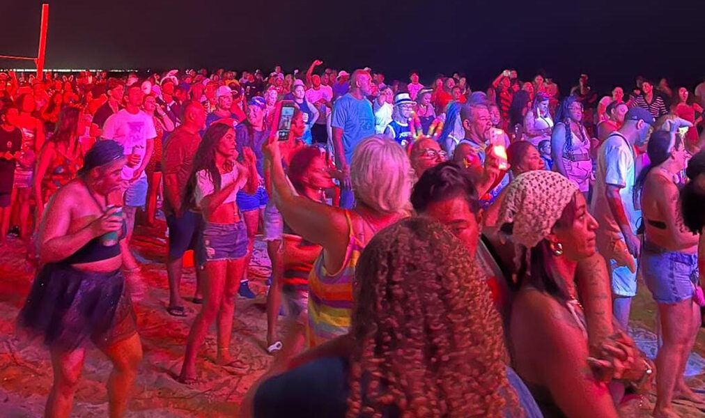 Praia de Unamar concentrou atrações musicais no desfecho do Carnaval em Tamoios