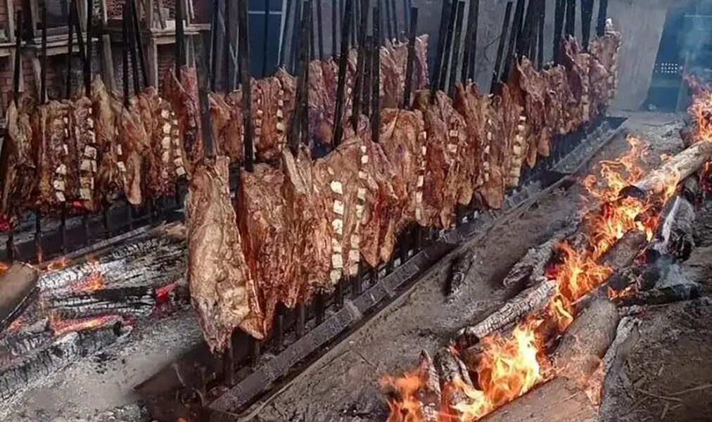 Festival de churrasco agita Arraial do Cabo com programação musical diversificada