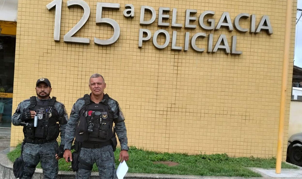 Suspeito é encaminhado à delegacia após denúncia e apreensão de arma em Arraial do Cabo