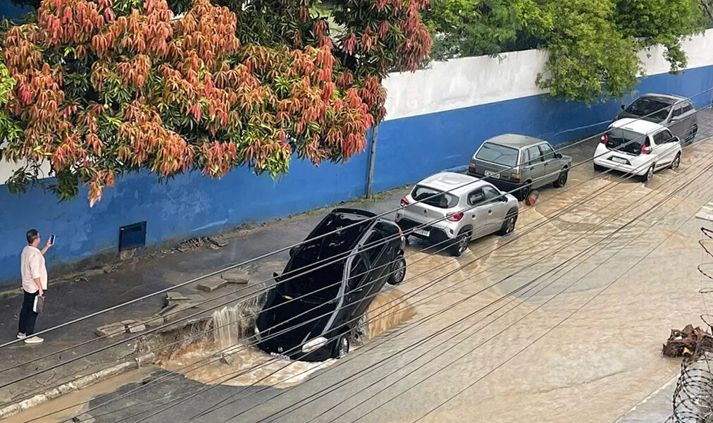 Cratera se forma durante temporal e surpreende motoristas no Jardim Esperança em Cabo Frio