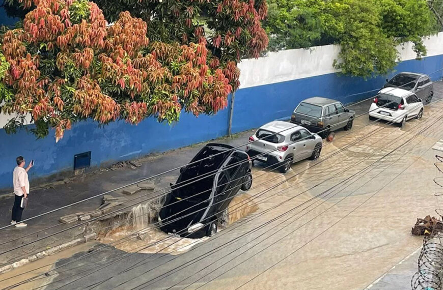 Cratera se forma durante temporal e surpreende motoristas no Jardim Esperança em Cabo Frio
