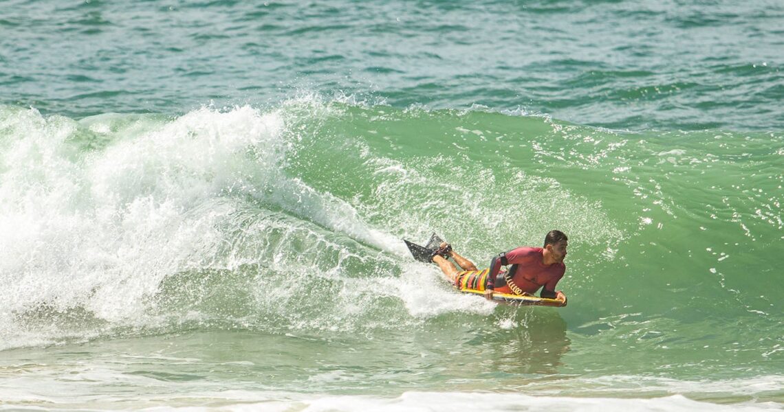 Competição de bodyboarding reúne categorias master, legend e open em Macaé