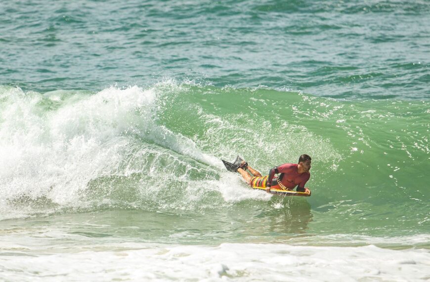 Competição de bodyboarding reúne categorias master, legend e open em Macaé