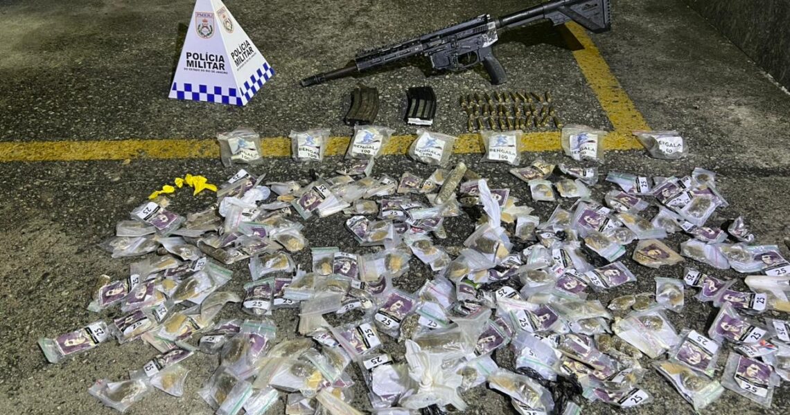 Arma de guerra e drogas são apreendidas pela PM em Macaé
