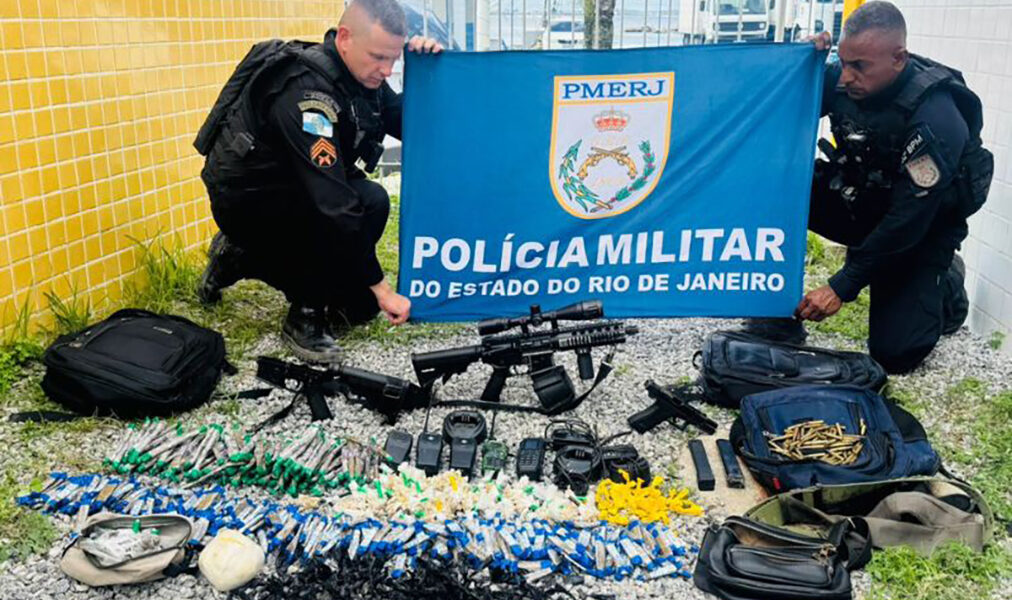 Troca de tiros em Macaé termina com traficante ferido e preso e apreensão de drogas e armas