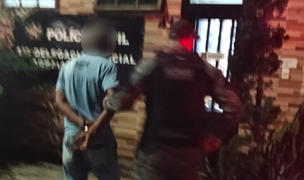 Homem é detido após ameaçar ex-companheira e tentar fugir em Arraial do Cabo