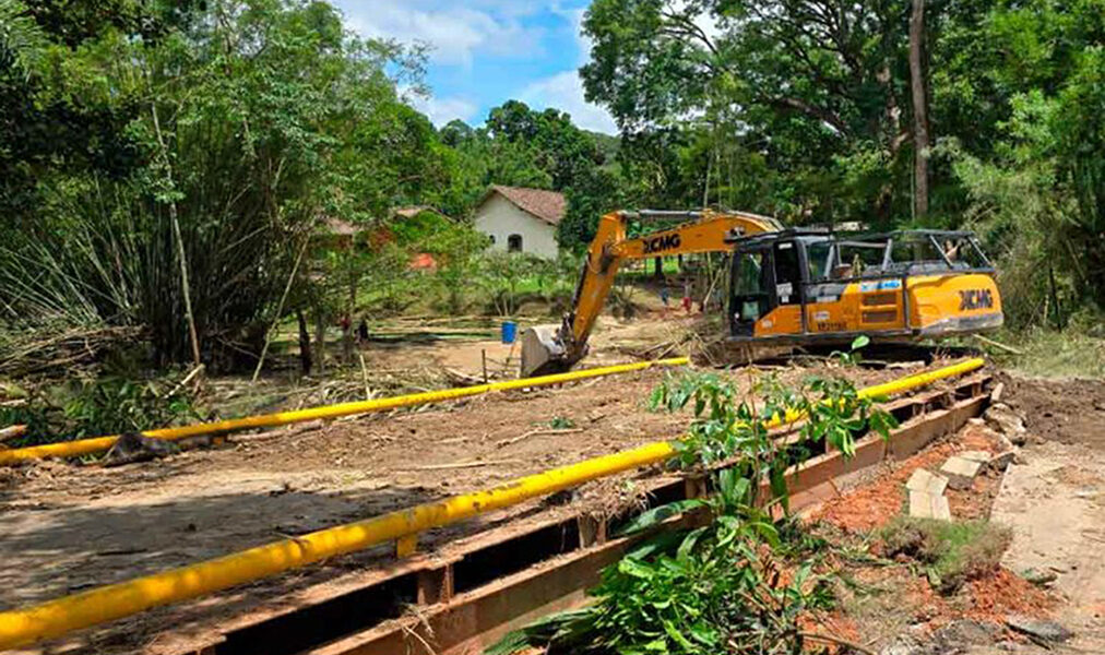 Macaé atua para instalar pontes e passarelas e liberar acessos na região serrana
