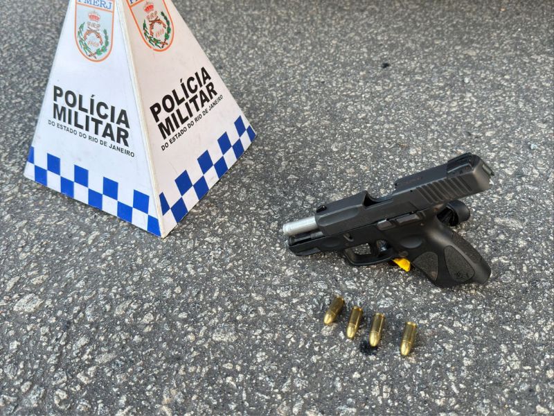 Polícia prende homem que carregava pistola de uso restrito escondida debaixo do tapete do carro